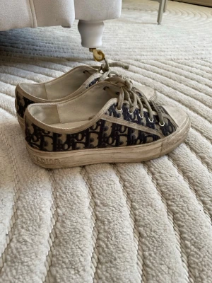 Dior Oblique låga sneakers - Snygga låga sneakers från Dior med klassiskt blått och beige Oblique-mönster. Skorna går lätt att tvätta 
