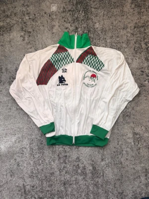 Vintage AS Roma tracktop - Extremt sällsynt AS Roma tracktop från tidigt 90-tal. Köpt i Rom i Italien på second hand. Mycket bra skick, sparsamt använd. Lappen har bleknat men storlek uppskattas till ca M
