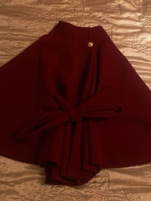 Trendig röd poncho från missäy - röd poncho från missäy som är använd ett fåtal gånger. Säljer då den inte kommer till användning ❤️