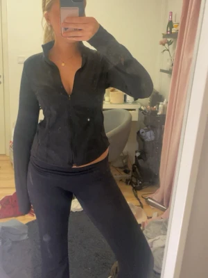 Svart tränings  ziptröja - Säljer ett svart tränings zip up🤗sjukt bra passform❤️skriv för fler bilder 