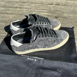 Saint laurent sl06 court classic - Riktigt fina par ysl skor i modellen SL/06 low " distressed denim"!🔥 Använt de sparsamt så de är i riktigt toppenskick. De är i " slitet" format från fabrik! Allt på skorna är original och dustbag medföljer 🤩🤩