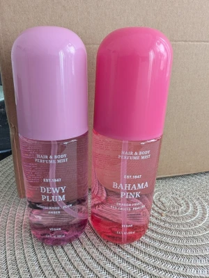 Bodymist Dewy Plum & Bahama Pink - Set med två bodymister för hår och kropp från H&M.  Dewy Plum med doft av sandalwood, plommon & amber. Bahama Pink med doft av Dragon Fruit, röda frukter och pralin. 100 ml i varje. Endast testade 1 gång. 