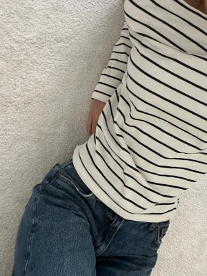 Randig långärmad topp- Uniqlo - Randig långärmad topp från Uniqlo i storlek xs. Klassisk och stilren, är i väldigt bra skick! Vid frågor, tveka inte att höra av dig🌸
