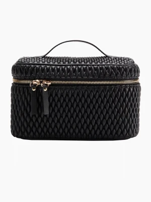 Svart necessär med mönster - Skitsnygg svart necessär från H&M med mönster och guldfärgad dragkedja. Väskan har ett praktiskt handtag upptill och flera fack inuti för smidig organisering av dina produkter. Den är nyköpt och använd men fortfarande fint skick. Skriv om du har funderingar eller vill ha bilder osv. Postar oftast samma dag annars dagen efter🥰Nypris 299kr 