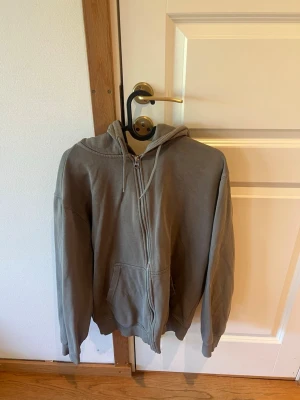 zip-hoodie weekday - Zip-hoodie från weekday i fint skick! Ena snöret är lite slitet (se bild)
