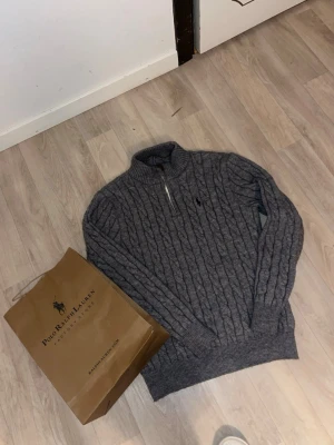 Helt ny tröja  - Snygg grå  tröja från Polo Ralph Lauren med halv dragkedja och hög krage. Stolek XS 160-168
