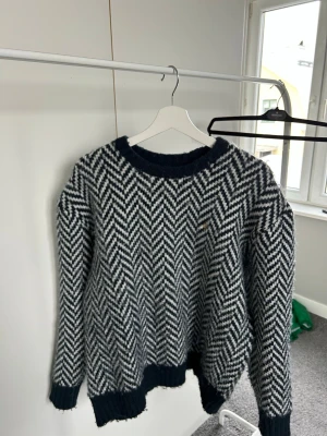 Stickad tröja  - Stickad tröja ifrån Farah. Köpt i London. Super skön och inte stickig. Storlek M. Köpt för 1200kr