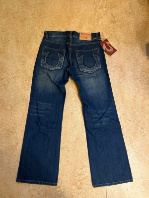 True Religion  - Nya Billy Super T 34/34