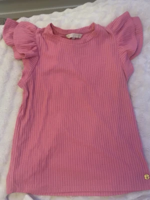 rosa volang t shirt  - rosa volang t shirt. aldrog använd o rensar ur kläder 