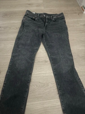 Svarta raka jeans från Hm - Säljer ett par svarta jeans från hm  med klassisk femficksdesign och raka ben. Jeansen har en något tvättad look och är tillverkade i bomull. Perfekta för en avslappnad och stilren outfit. Regular fit. Använt ungefär 3 gånger! 