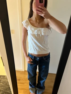 Vit offshoulder blus med volang - Söt vit blus med offshoulder och volangdetaljer, storlek xs