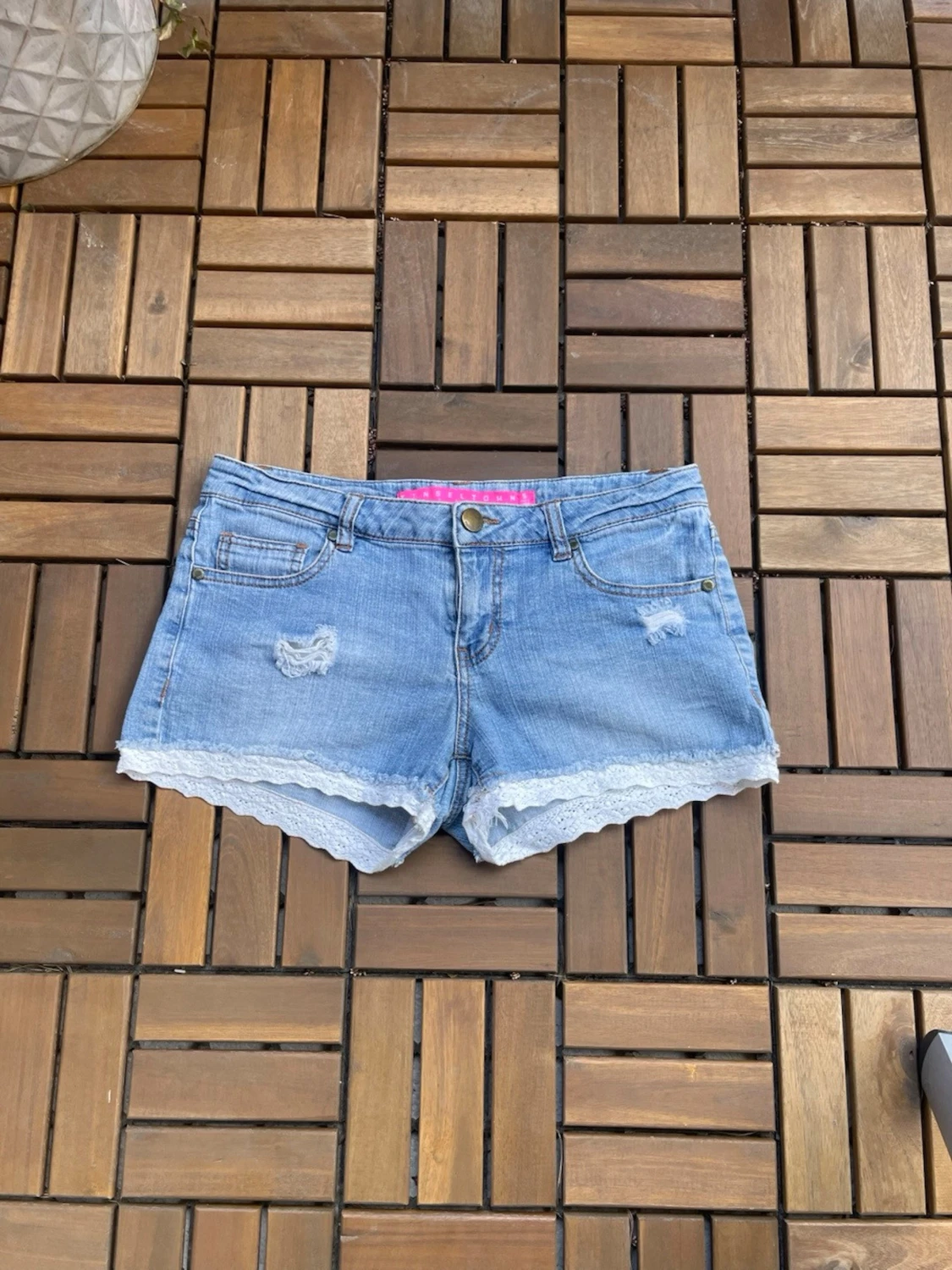 Ljusa jeansshorts med spetskant - 1
