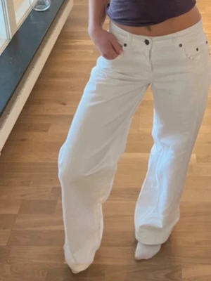 Vita jeans  - Vita jeans från Subdued, dem är uppsydda i längden till en innerbenslängd på ca 74cm,, och midja rakt över är 36cm! Köpta nya för 800kr