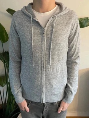 Kaschmir Hoodie - Exklusiv och stilren Zip hoodie i Kaschmir✨ Perfekt för vår- och sommarsäsongen. Storlek M, mycket sparsamt använd (max 3 gånger) och i utmärkt skick utan defekter. Kontakta mig gärna vid intresse eller frågor 😊