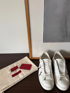 Valentino open - Valentino open | Size 38 | skor, 1 dustbag, kort från valentino & nya skosnören medföljer | riktigt fint skick | för frågor eller fler bilder hör av er i pm!