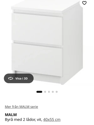Liv - Säljer en stilren vit byrå från IKEA:s MALM-serie med två rymliga lådor. Byrån har en enkel och modern design i rektangulär form och är tillverkad i trä med slät yta. Perfekt för förvaring i sovrum eller hall.