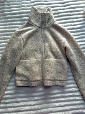 Teddyjacka H&M - Teddyjacka från HM. Storlek S.