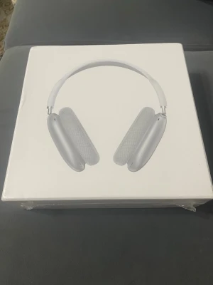 Apple AirPods Max silver - Snygga Apple AirPods Max i silver med en stilren design. Over-ear hörlurar med mjuka öronkuddar i mesh och båge i aluminium. Perfekta för dig som vill ha grymt ljud och modern look. Kommer i originalförpackning. Är helt ny i paket köpte den på net on net dem tar inte den eftersom jag blev försenad med att lämna tbc den
