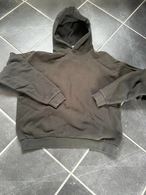 Acne Studios hoodie - Säljer en svart hoodie från Acne Studios med tryck på ryggen. Storlek S och är true to size. Jag har enbart haft på mig den någon gång.