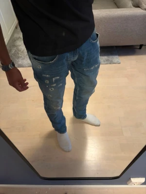 Blåa replay jeans - Säljer ett par feta replay anbass jeans i storlek W31 L32, passform slim fit. Skriv om du har frågor, priset går att diskutera