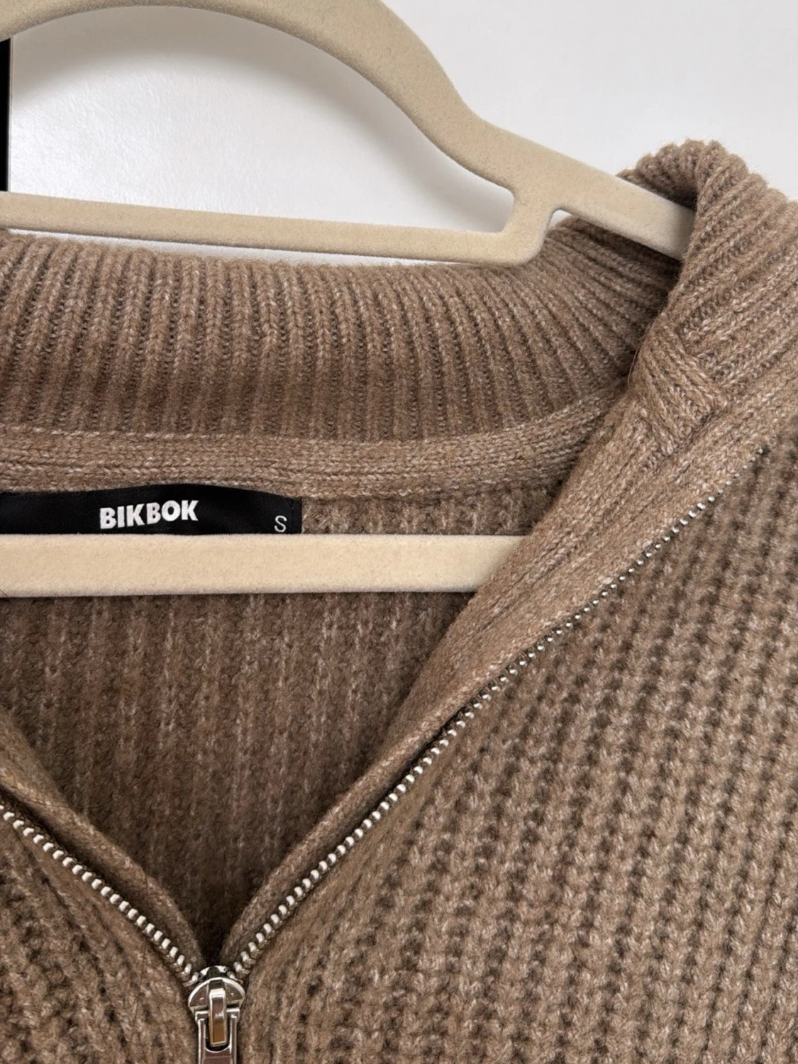 Beige stickad hoodie från BikBok - 1