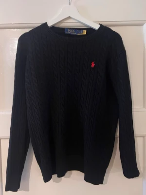 Polo tröja - En stickad tröja från Polo Ralph Lauren. Använd 1 gång, inga märken. Den är i helt nytt skick utan lapp. Passar inte så tänker jag säljer för ett bra pris! Pris kan diskuteras. Mer bilder eller information tveka inte pa att skicka ett meddelande!
