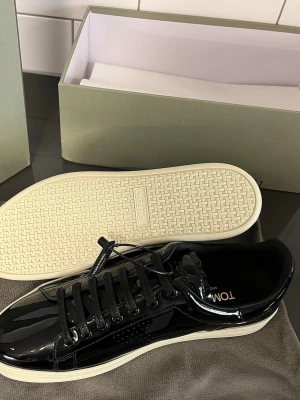  Tom Ford skor - Helt nya och oanvänd Tomford skor, allt som visas i bilden följer med skickas inom 24 timmar