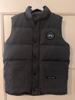 Goose väst  - En väst från canada goose. Aldrig använd den är i helt nytt skick med lapp. Passar inte så tänker jag säljer för ett bra pris! Pris kan diskuteras. Mer bilder eller information tveka inte på att skicka ett meddelande!
