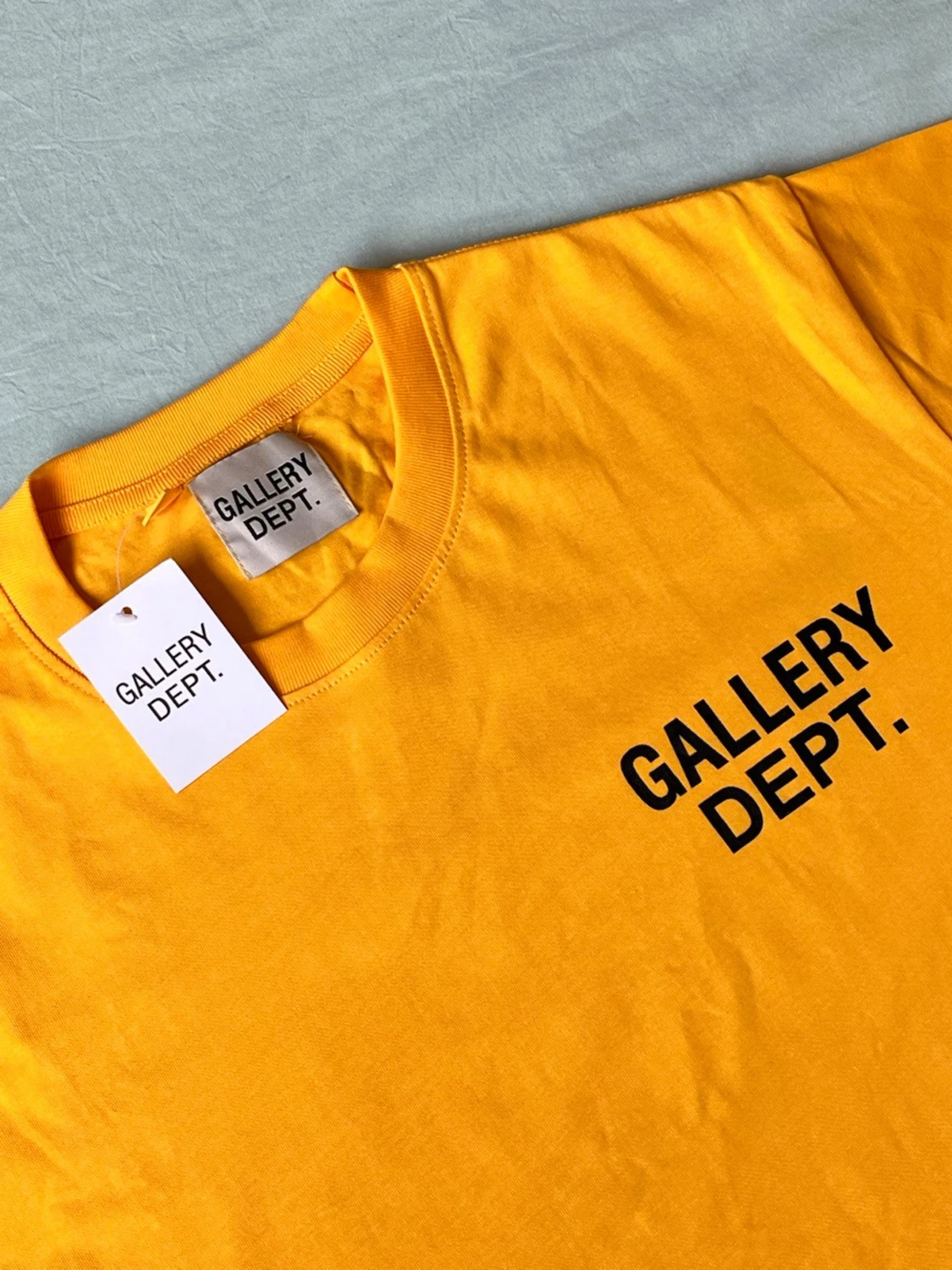 Gul t-shirt från Gallery Dept. - 1