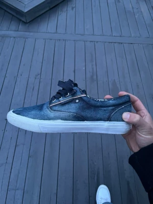 Blåa seglarskor från Replay -  snygga blåa seglarskor från Replay i denim material. Använda en handfull gånger 