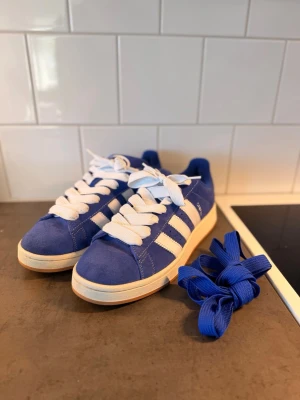 Adidas Campus - Perfekt nu till sommaren!☀️ Ingår också blå skosnören Storlek: 45 1/3 men är som en ren 45. 