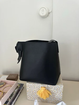 Svart bucket bag - Hand väska från bubbleroom. Superfin men kommer inte till användning 🤗