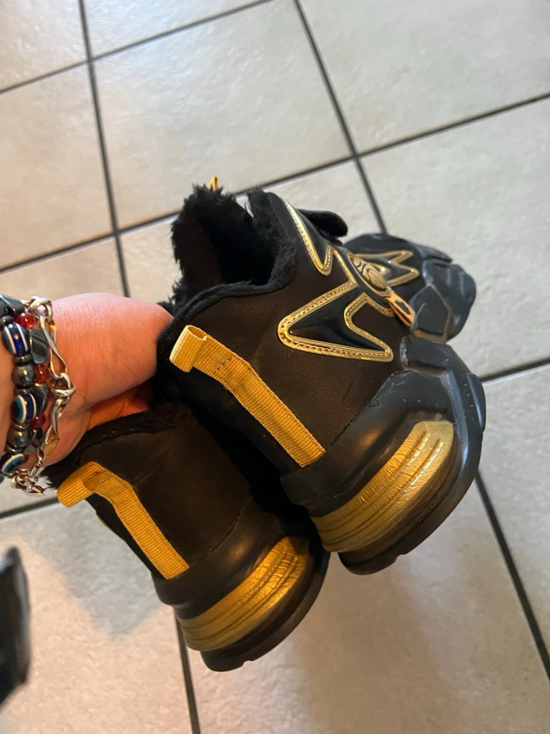 Svarta och guldiga sneakers med basketdetalj - 1