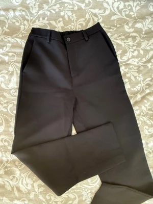 Cropped classic pants  - Size S, cropped , high waisted , i can measure 