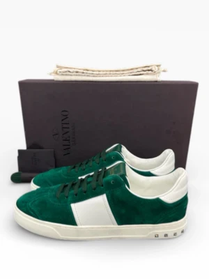 Valentino Garavani Flycrews – Emerald Green | Strl 42 - Valentino Garavani Flycrews i unik emeraldgrön färg — ett ikoniskt par som inte längre tillverkas. Mycket gott skick med minimalt slitage, premium italienskt hantverk som håller i många år till. Storlek 42, allt og medföljer, box, dustbag etc. Kan även köpas via vår hemsida www.nordens.store med Klarna & Paypal 😊 📦 Spårad frakt, väl förpackad.
