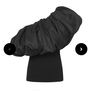 Svart oneshoulder topp med puffärm - Helt ny superfin topp med en puffärm i oneshoulder-modell från twist & Tango, volangen är i ett glansigt material och passar perfekt till fest. Nypris 1800 kr och jag säljer för 700 då jag inte är helt säker på om jag vill sälja❤️