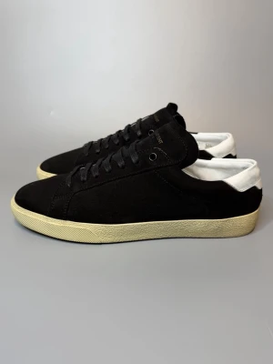 Saint Laurent Skor - ‼️VI TAR EJ BYTEN‼️ Saint Laurent Sneakers | Skick: 9/10 | Storlek 42.5 fits 43 | Tillkommer skopåse vid köp. | Fraktar inom 24H efter köp på köparens bekostnad 📦💨 | Hör av dig vid minsta fråga eller fundering 💭 