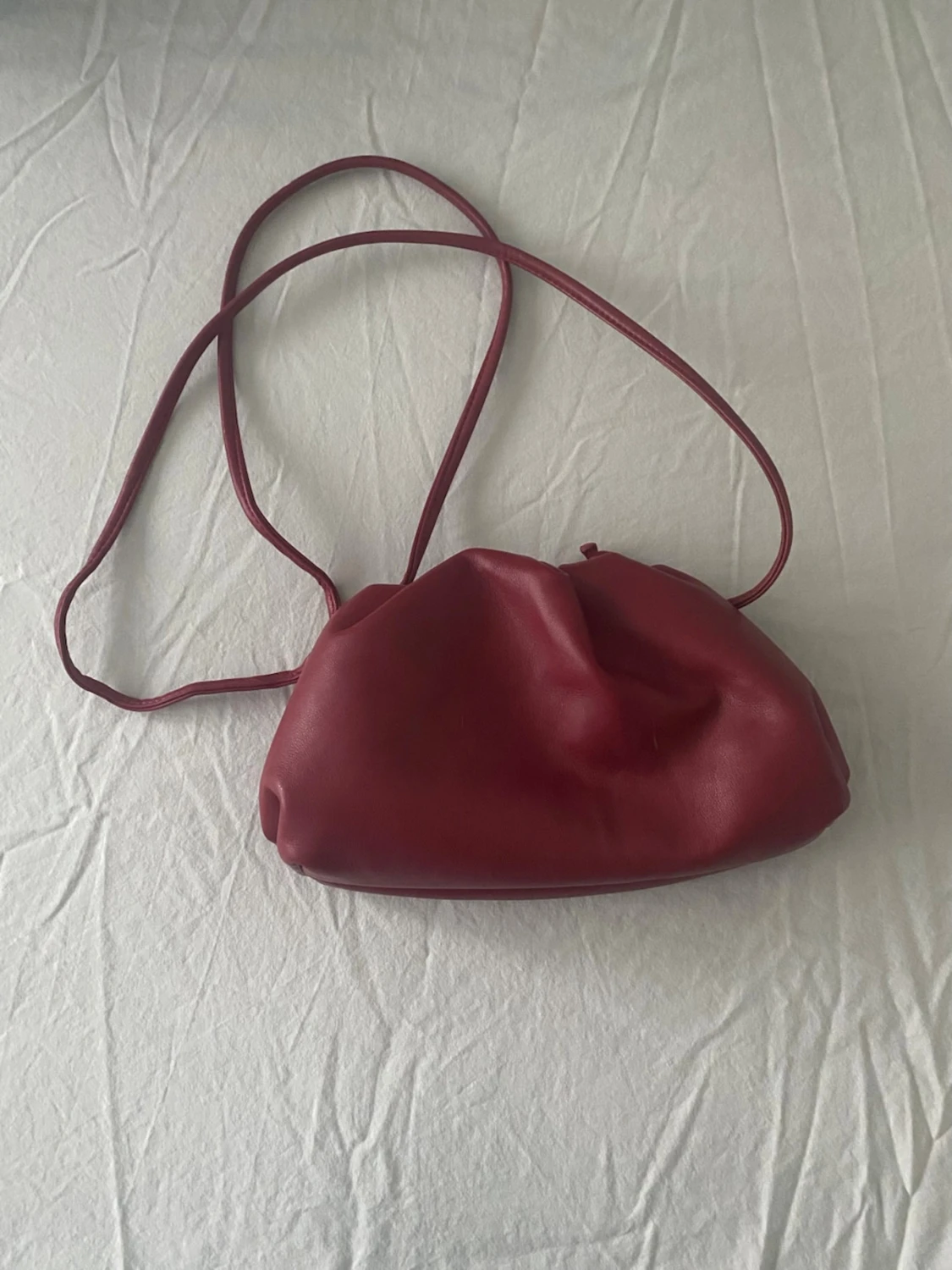 Vinröd clutch med band