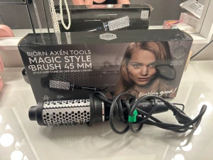 Björn Axén värmeborste - Säljer en Björn Axén tools magic style brush 45mm som har endast prov testats en gång. Sen dess har den tyvärr bara varit i min sminklåda orörd. Har kvar förpackningen och instruktion lapparna! Lägger ut för ett högt pris då den nästan är helt ny! Inga skador eller liknande och har använts en gång. Skriv om du har några frågor, pris kan absolut diskuteras men vill ha minst 550 kr.