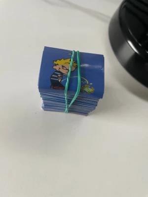 250 stycken gården klibbor - 250st djurgården klibbor med motivet att pissa på Bajen. Klibborna är i hög kvalitet och liten storlek, så går att sätta upp var som helst!