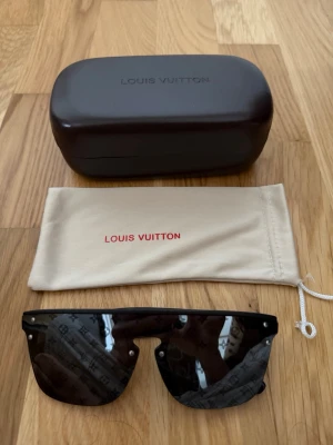 Louis vuitton glasögon - Ett par schysta glasögon. Det behlvs superlimmas på toppen eftersom den är lite trasig