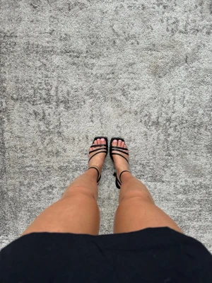 Klackar - Nelly - Säljer ett par vackra svarta klackar ifrån Nelly. De funkar så bra att gå i och är endast använda en gång - så i fint skick. Klackhöjd 8 cm.❤️