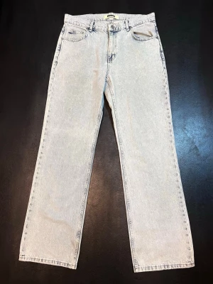 Woodbird Wide Straight Leg Jeans - Washed blue. Storlek 32/32 (EU 48). 100% bomull. Oanvända, i nyskick. Nypris: 1199 SEK