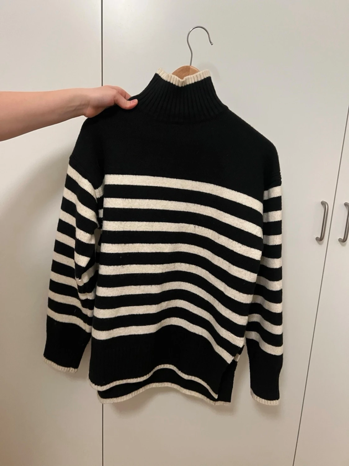 Svartvit randig stickad polotröja - 1
