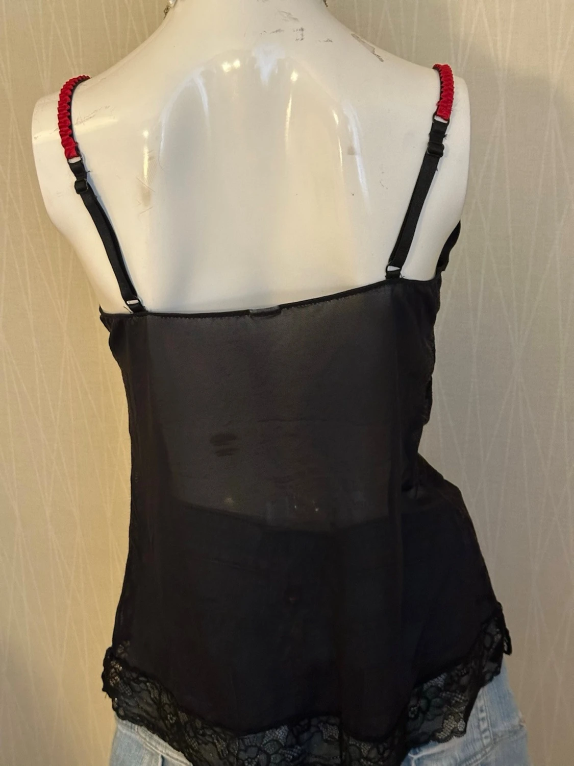 Svart spetstopp med röda detaljer - 3