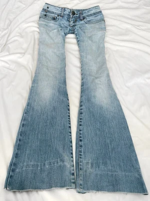 Jeans - Midjemått rakt över: 38 cm , Innebenslängd 79 cm!! 💙