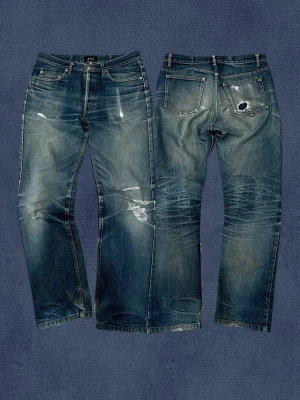 A.P.C Jeans - Säljer nu dessa sjuuka A.P.C jeansen med sjukt snygga fades och slitningar. Jeansen är i ett bra-vintage skick, finns slitningar/hål och lite små smutsfläckar men är i övrigt i bra skick. Längd: 100, midja: 39, fotvidd: 18, lår: 23. Skriv vid andra frågor. 