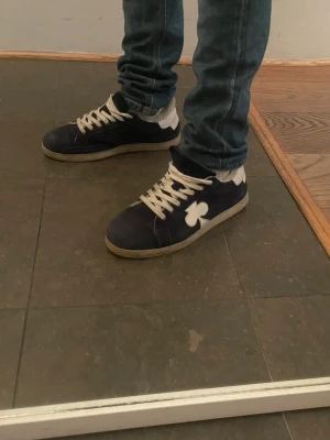 Marinblå the gallerist skor - Jag säljer dessa marinblåa the gallerist skor. Perfekta nu för våren och den kommande höst och vintern. De är varma och de är snygga. Kommer i dustbag och skolåda. Nypris ~2600 mitt pris 1199. De har varit använda av mig den här vintern och är köpta direkt från hemsidan-så de är äkta. Skriv vid frågor! (Pris kan diskuteras)