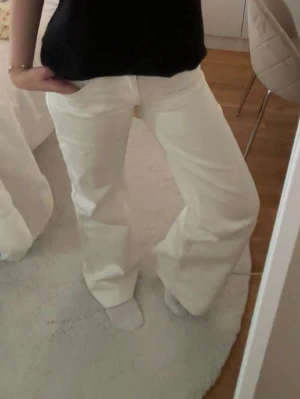 Vita jeans - Vita jeans från nelly i modellen low waist loose jeans. Bara använda några gånger eftersom jag köpte fel storlek. Helt slutsålda, nypris 599 kr