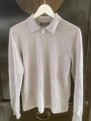 J.Lindeberg ziptröja grå S - Ljusgrå ziptröja från J.Lindeberg i storlek S. Bra skick förutom ett litet hål under höger arm (syns knappt när man har på sig den). Kan sänka pris vid snabb affär. Paketpris om du köper flera saker